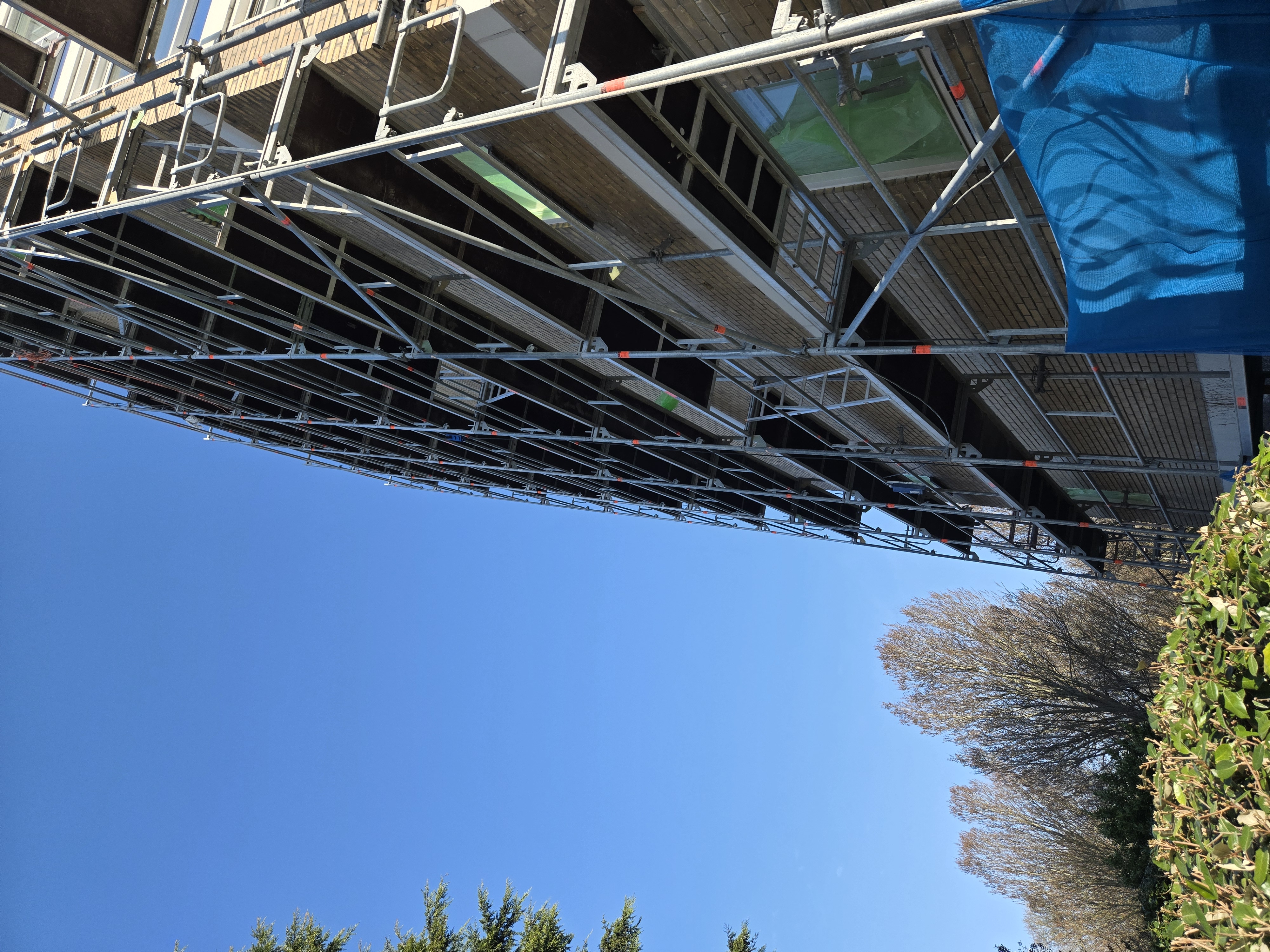 Renovatiesteiger langs hoog flatgebouw